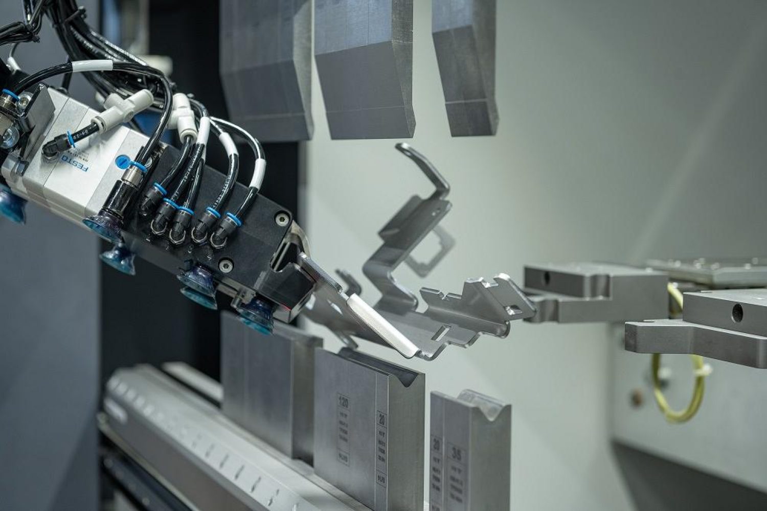 press-brake-automation-no-longer-requires-high-volumes-1679945423